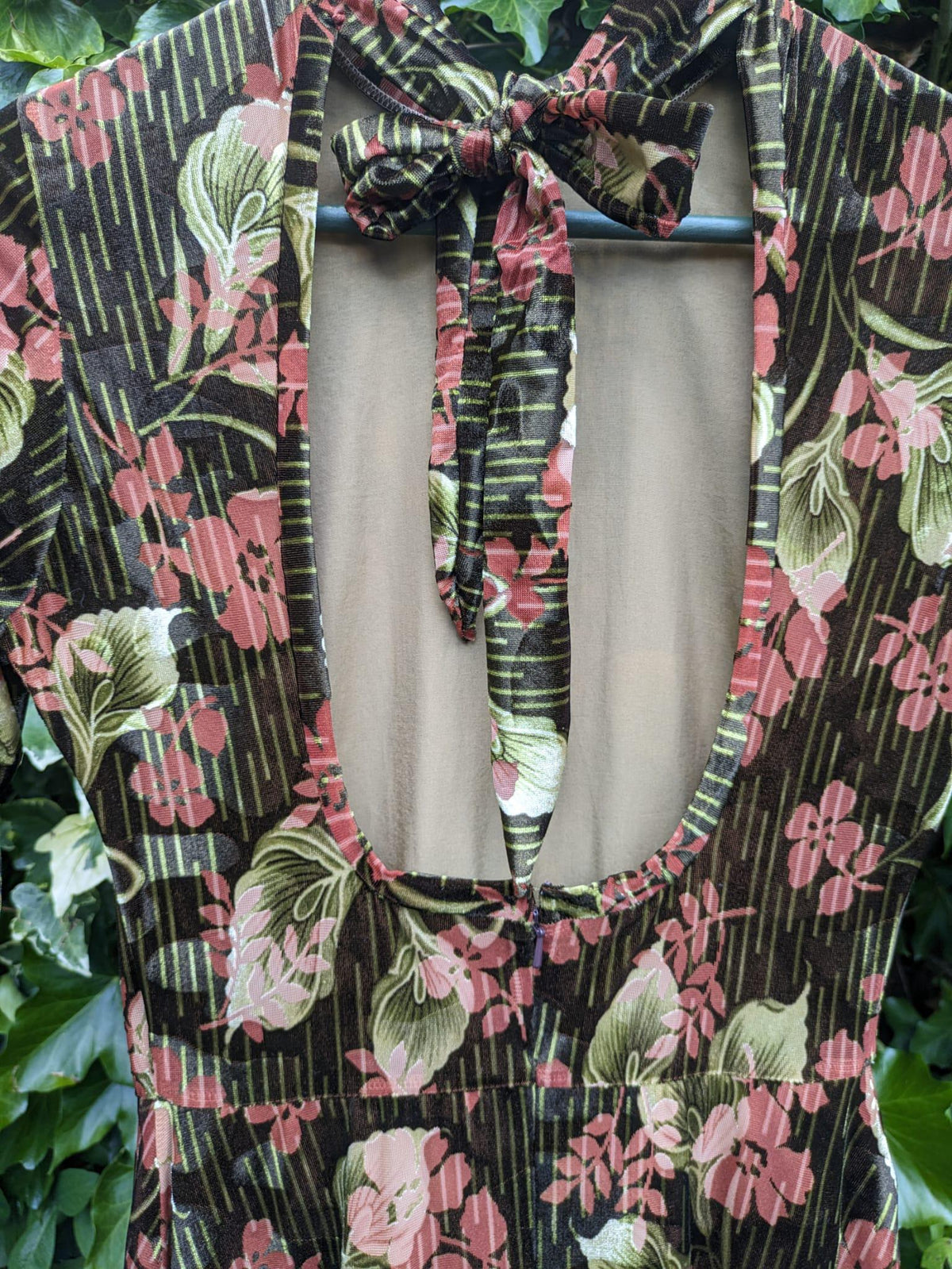 Elegant Dark Floral Midi Dress - Deep cutout back, bowknot tie-back