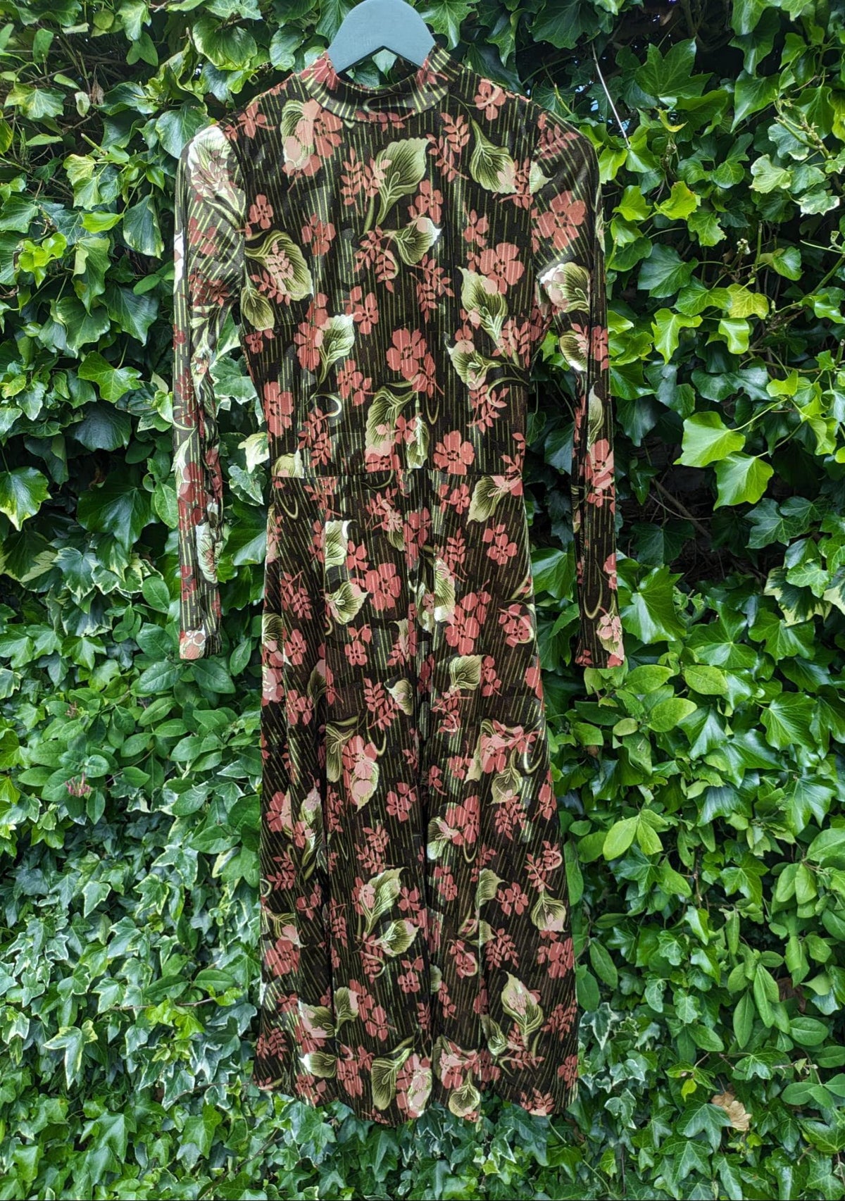 Elegant Dark Floral Midi Dress - Deep cutout back, bowknot tie-back
