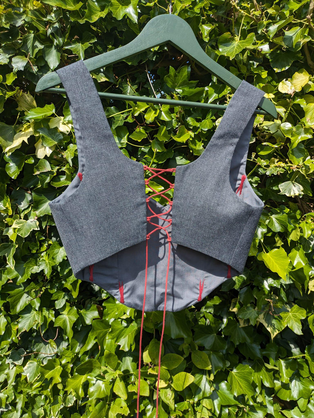 Women's Sweetheart Bustier, Lace-up crop top Corset with Low waist mini skirt.