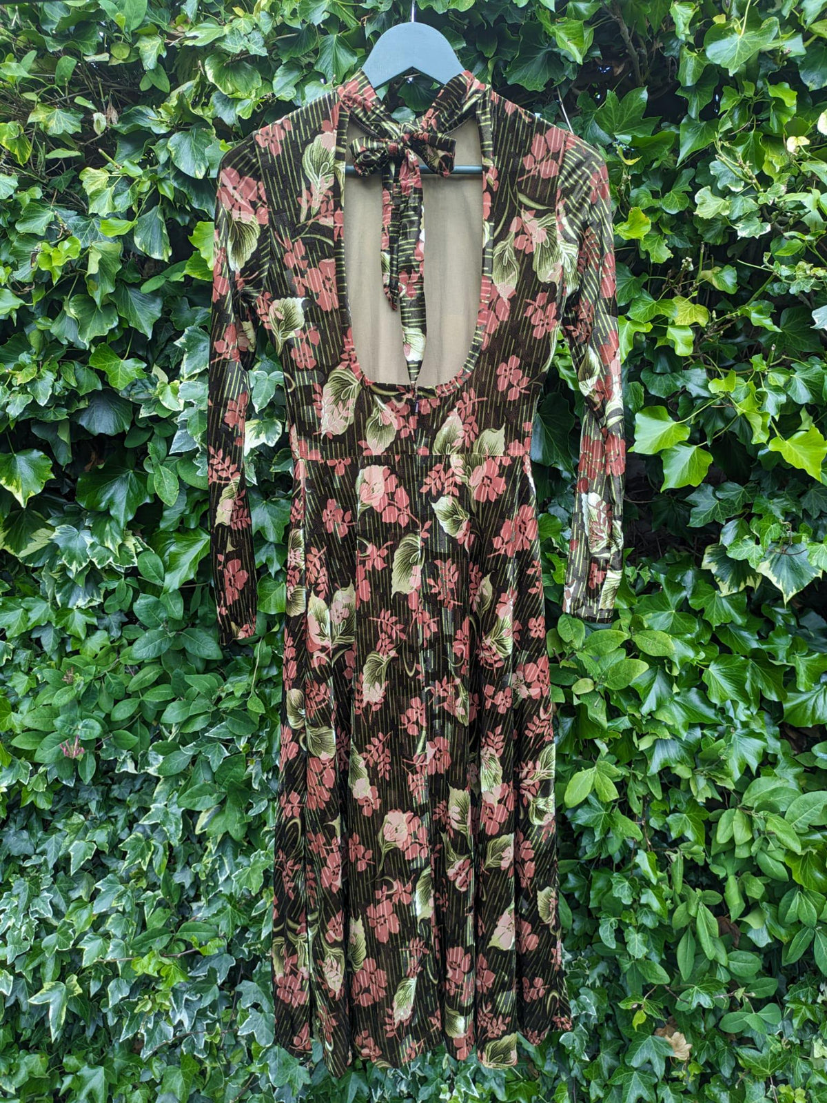 Elegant Dark Floral Midi Dress - Deep cutout back, bowknot tie-back