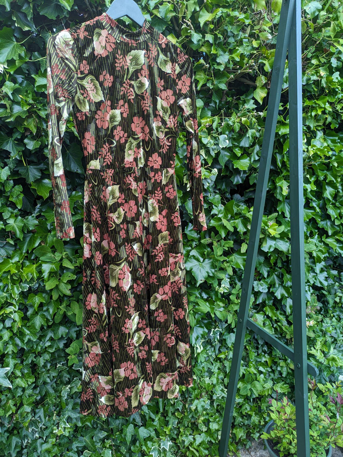 Elegant Dark Floral Midi Dress - Deep cutout back, bowknot tie-back